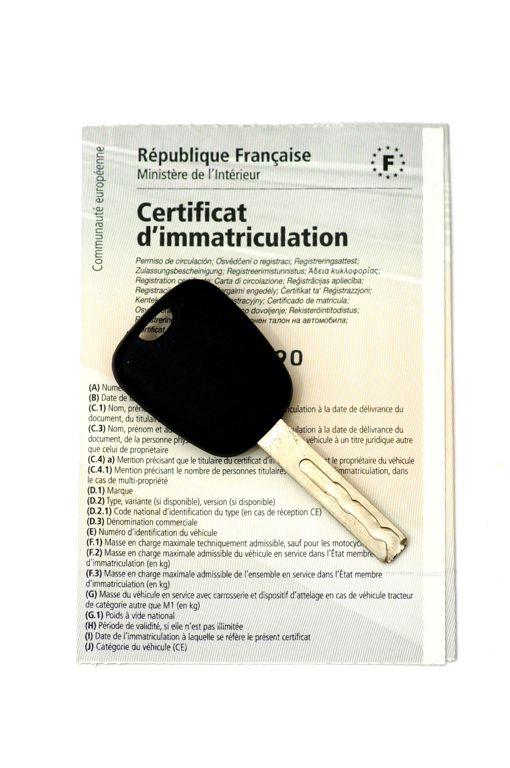 certificat d'immatriculation et une clef de voiture